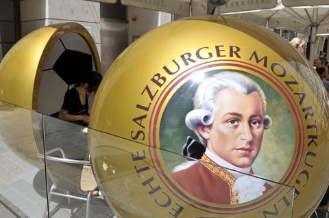 Mozartkugeln als Sitzmöbel