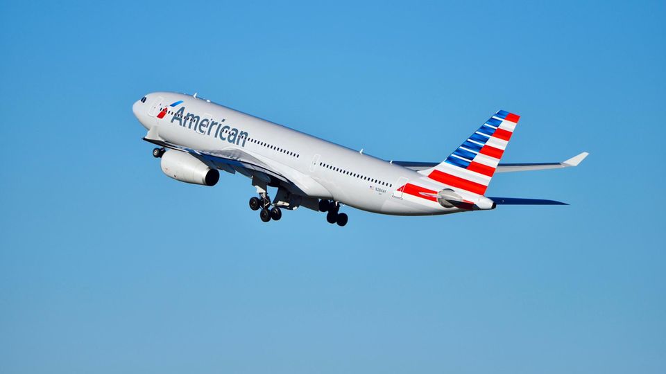 Ein Mann hatte sich im Radkasten einer American-Airlines-Maschine versteckt und überlebt