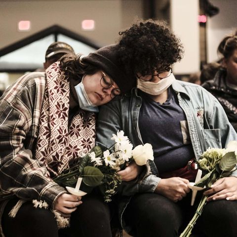 Schüler trauern bei einem Gottesdienst in Oxford, Michigan, um die drei Opfer des Amoklaufs.