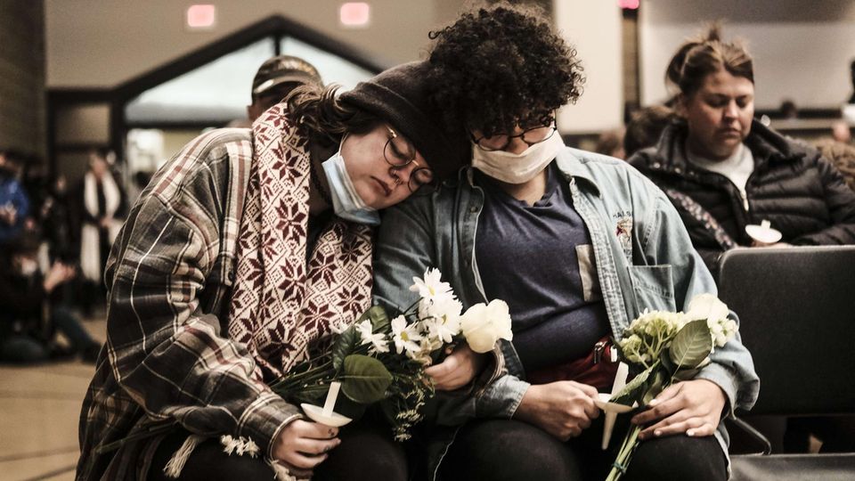 Schüler trauern bei einem Gottesdienst in Oxford, Michigan, um die drei Opfer des Amoklaufs.