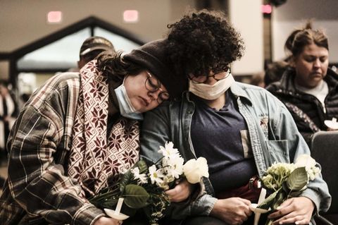 Schüler trauern bei einem Gottesdienst in Oxford, Michigan, um die drei Opfer des Amoklaufs.