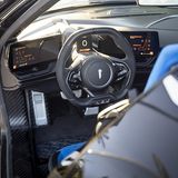 Das Cockpit mit den drei Bildschirmen umschmiegt den Fahrer