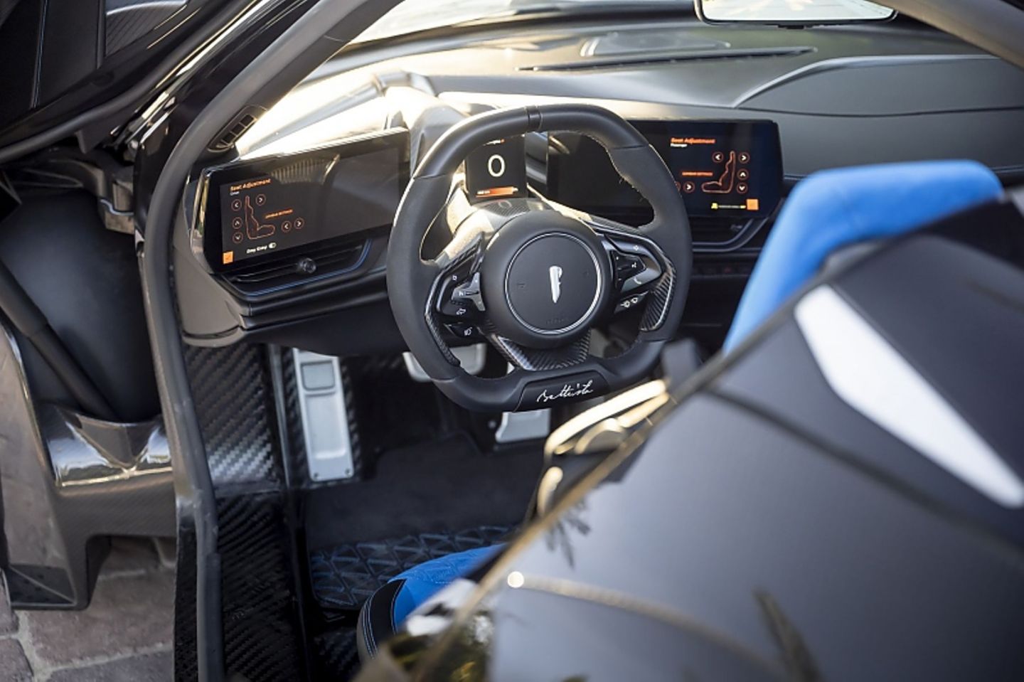 Das Cockpit mit den drei Bildschirmen umschmiegt den Fahrer