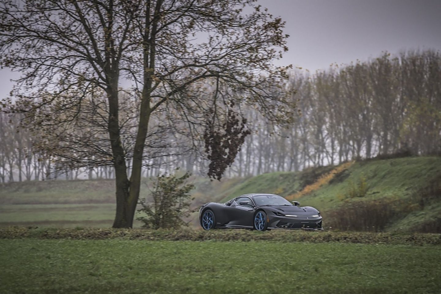 Der Pinfarina Battista bietet fünf Fahrmodi an: Calma (ruhig), Pura (pur), Energica (dynamisch), Furiosa (rasant) und Carattere (Charakter), bei dem verschiedene Einstellungen individuell gewählt werden können Der Pinfarina Battista bietet fünf Fahrmodi an: Calma (ruhig), Pura (pur), Energica (dynamisch), Furiosa (rasant) und Carattere