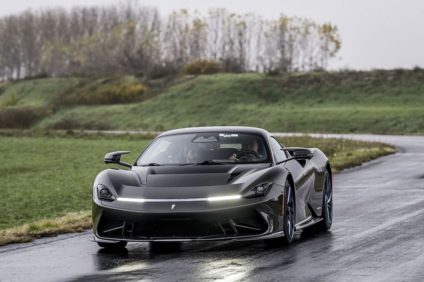 Auf der Landstraße wirkt der Pininfarina Battista deutlich ausgereifter als auf der Rennstrecke