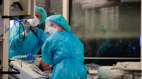 Pflegekräfte auf einer Intensivstation betreuen einen Covid-19-Patienten