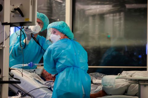 Pflegekräfte auf einer Intensivstation betreuen einen Covid-19-Patienten