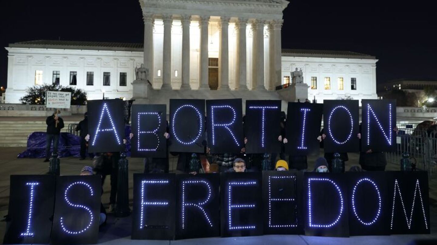 Aktivisten demonstrieren vor dem Supreme Court für das Recht auf Abtreibung