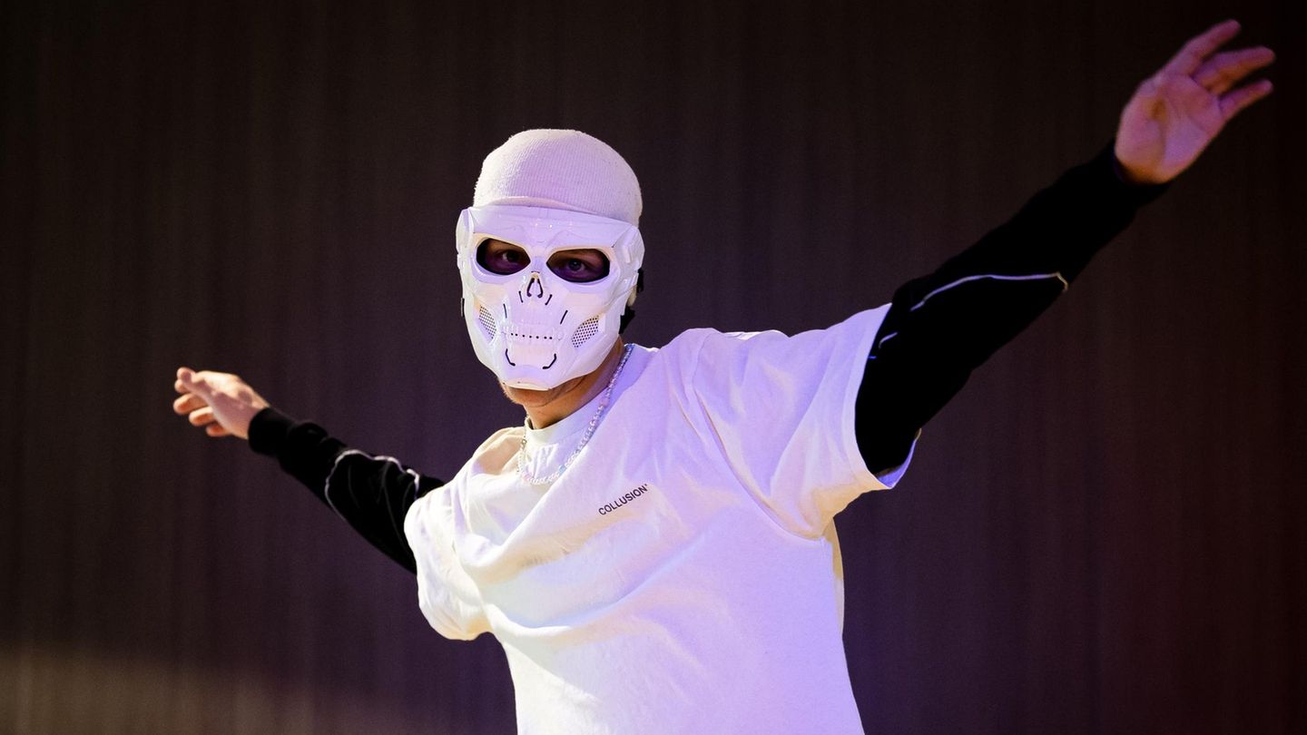 Der 22-Jährige tritt nur mit Totenkopfmaske auf, um nicht erkannt zu werden