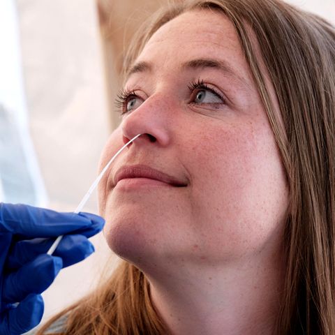 2G+: Ein Corona-Test wird bei einer junge Frau durchgeführt.