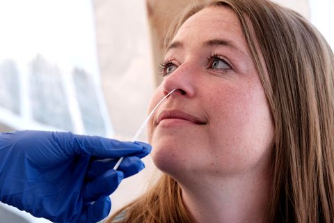 2G+: Ein Corona-Test wird bei einer junge Frau durchgeführt.