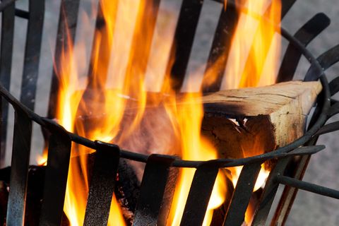 Feuerstelle einrichten: Knisterndes Feuer lädt zum Verweilen ein