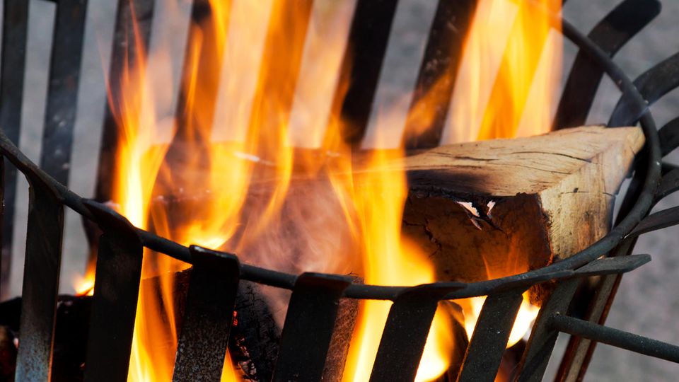 Feuerstelle einrichten: Knisterndes Feuer lädt zum Verweilen ein