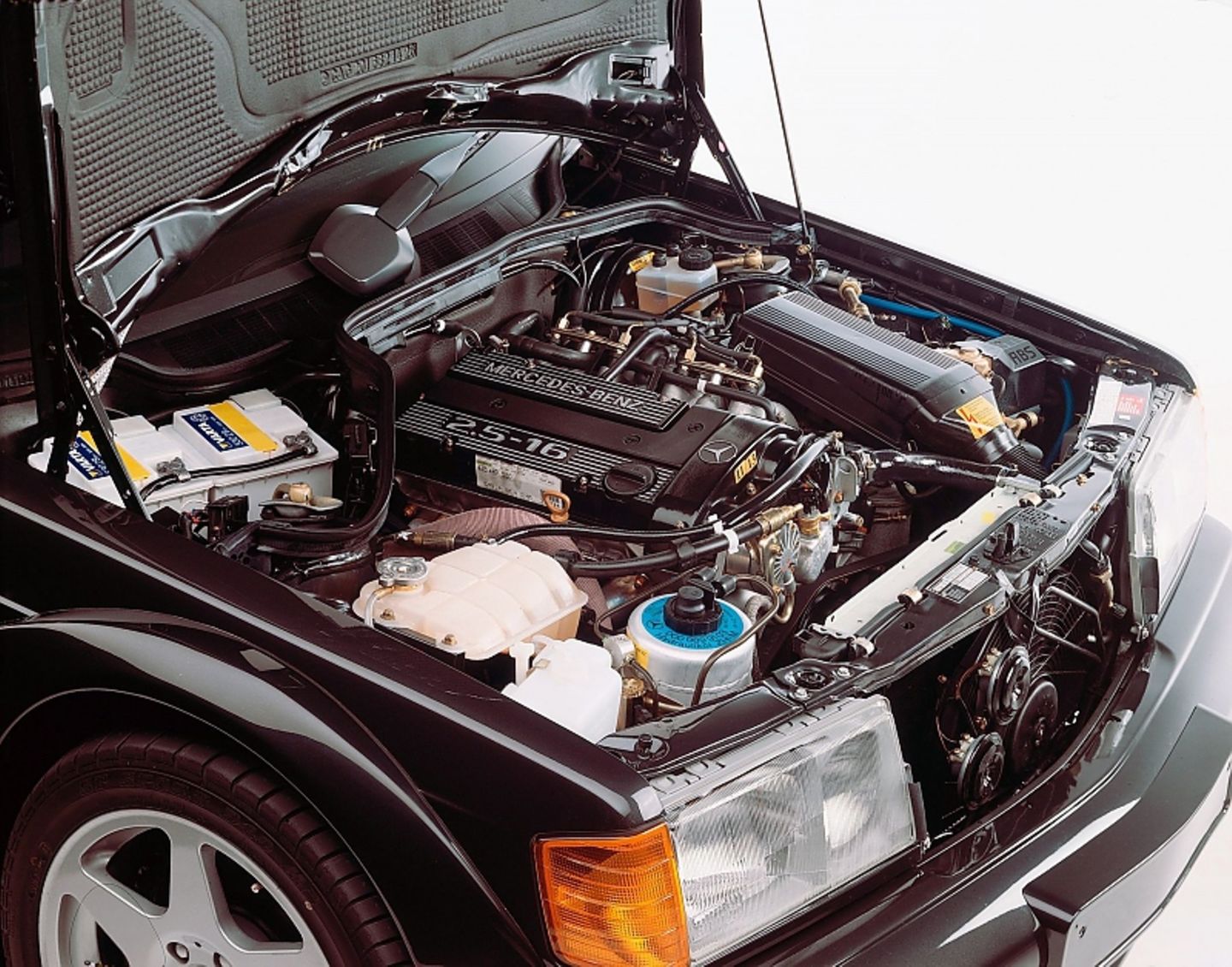 Motorraum des Mercedes 190 E 2.5 16 Evolution II