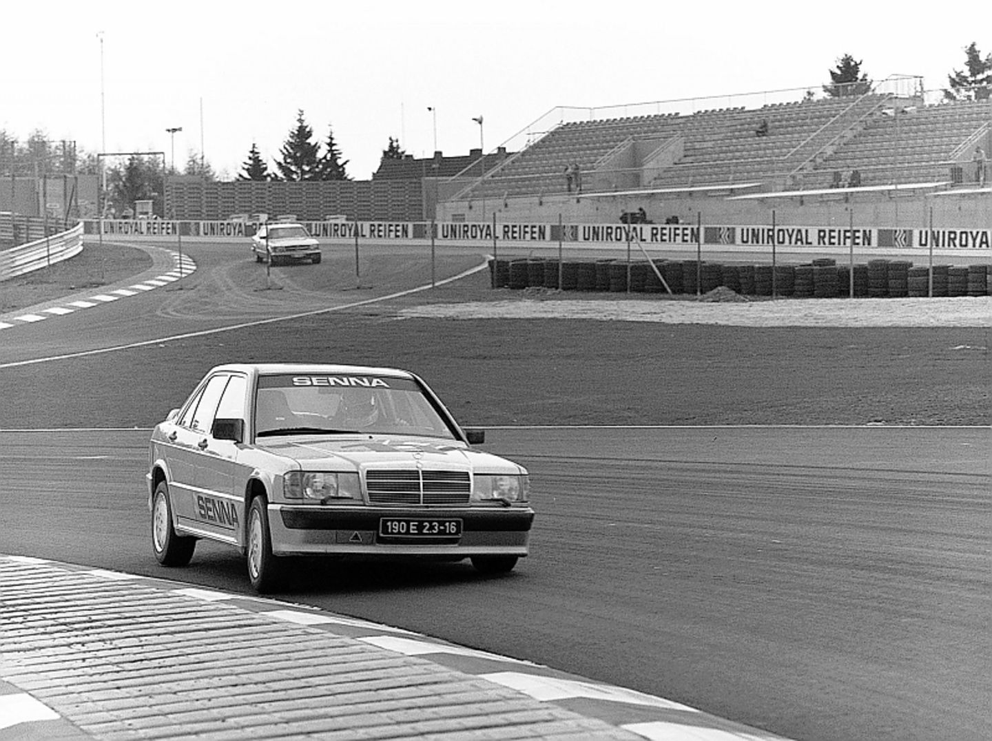 Ayrton Senna am Steuer eines Mercedes beim Eröffnungsrennens des neuen Nürburgrings am 12. Mai 1984