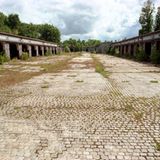 Ein gepfasterter Platz mit Panzergaragen