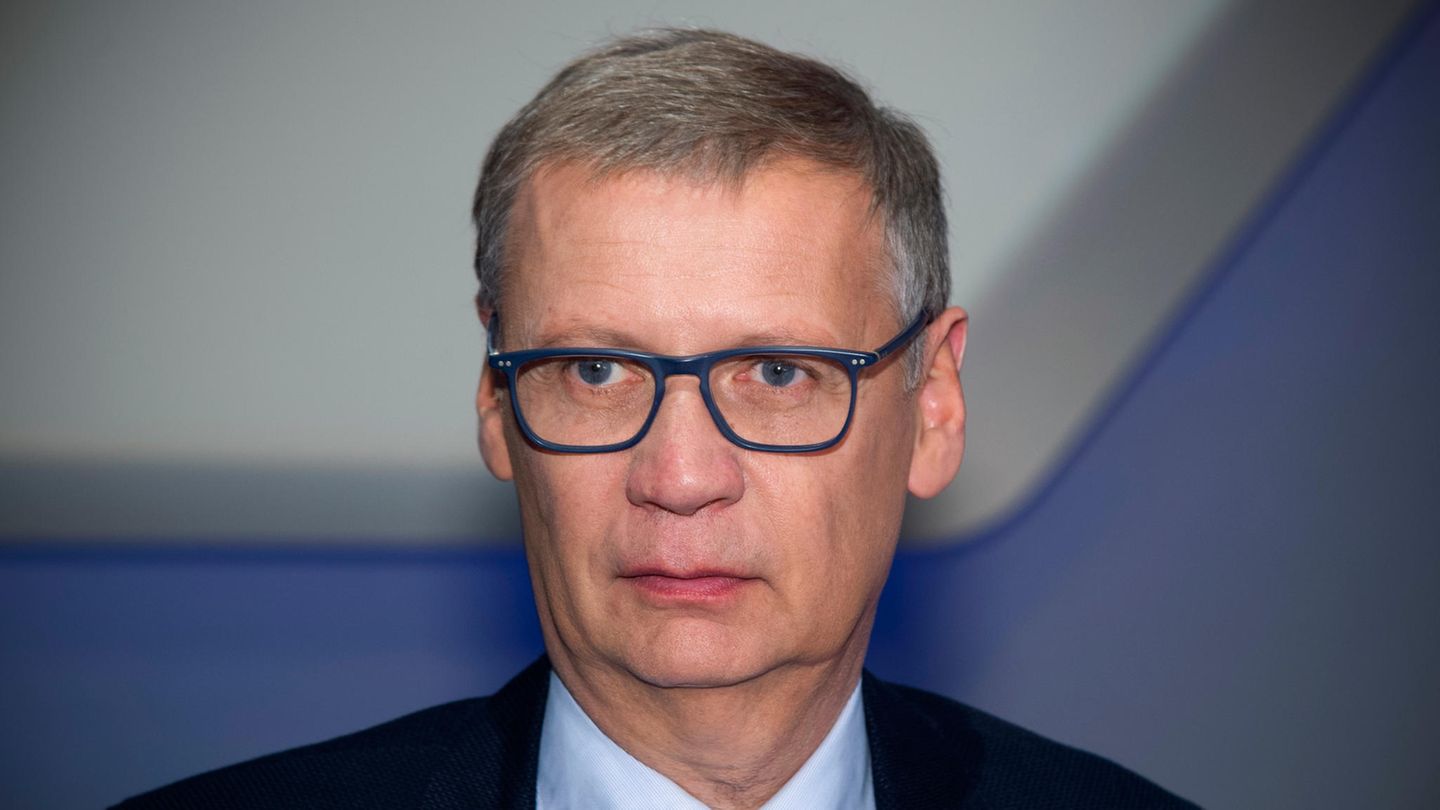 Günther Jauch schaut ernst