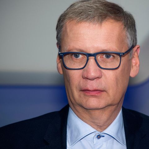 Günther Jauch schaut ernst