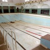 Das ehemalige Schwimmbad, verdreckt und beschädigt