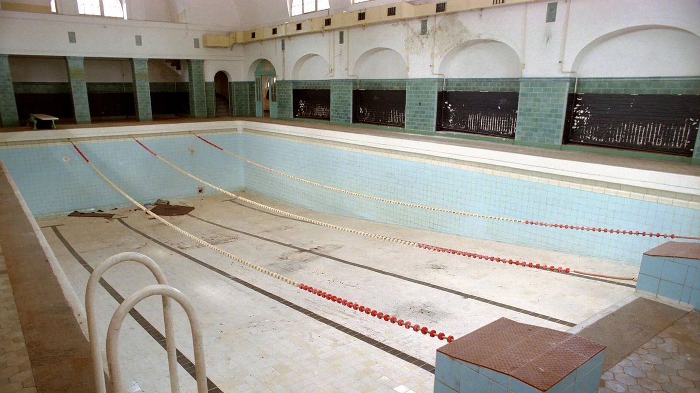 Das ehemalige Schwimmbad, verdreckt und beschädigt