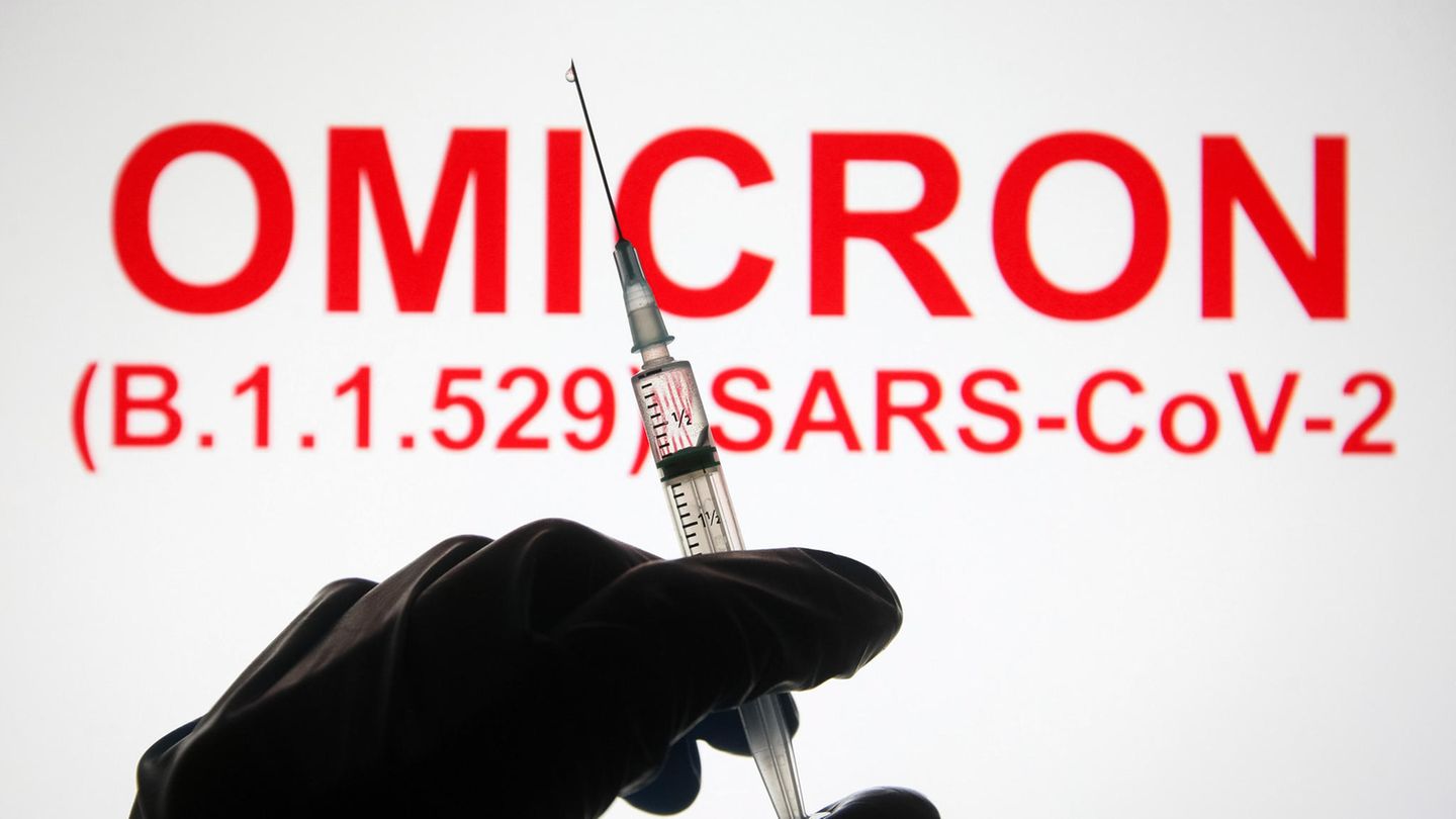 Eine Hand hält vor der Aufschrift «Omicron (B.1.1.529): SARS-CoV-2» eine Spritze hoch