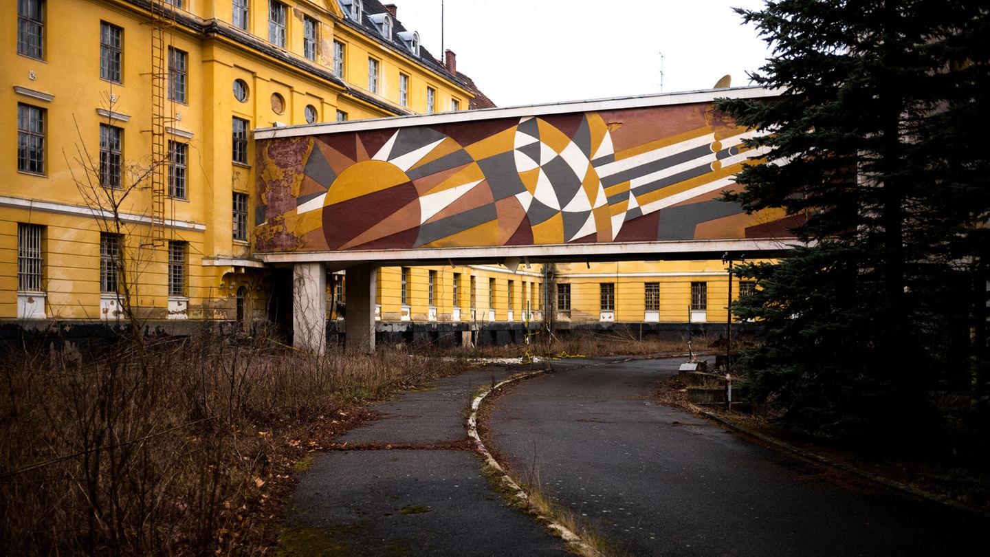 Das Haus der Offiziere mit Gang zum Diorama