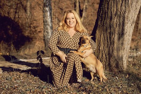Nachfrage (FINAL) &gt;&gt; Portrait von Rebecca Siemoneit-Barum  Schauspielerin und Eventmanagerin  mit ihrem Hund am Osterbergsee  fotografiert am Montag  22.11.2021 in Bad Gandersheim  Niedersachsen  Deutschland.