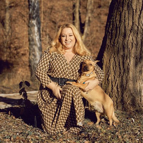 Nachfrage (FINAL) &gt;&gt; Portrait von Rebecca Siemoneit-Barum  Schauspielerin und Eventmanagerin  mit ihrem Hund am Osterbergsee  fotografiert am Montag  22.11.2021 in Bad Gandersheim  Niedersachsen  Deutschland.