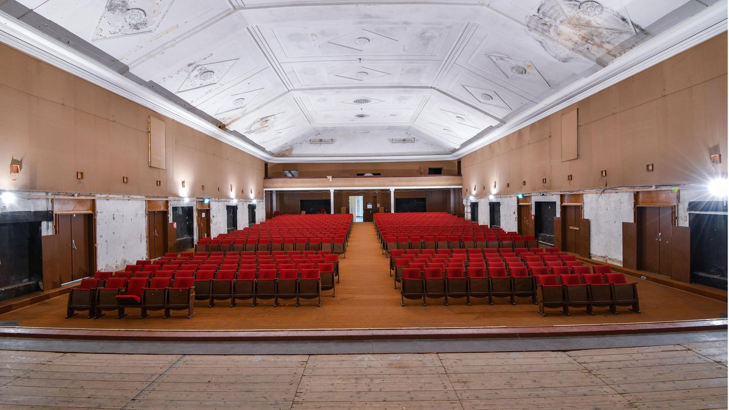 Für Unterhaltung wurde auch gesorgt: Mit roten Sitzen ist der Theatersaal perfekt ausgestattet. Hier fanden ab 1945 auch Konzerte statt.