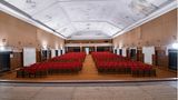 Für Unterhaltung wurde auch gesorgt: Mit roten Sitzen ist der Theatersaal perfekt ausgestattet. Hier fanden ab 1945 auch Konzerte statt.