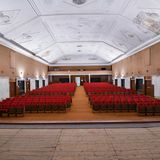 Für Unterhaltung wurde auch gesorgt: Mit roten Sitzen ist der Theatersaal perfekt ausgestattet. Hier fanden ab 1945 auch Konzerte statt.