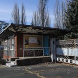 Toranlage mit Pfortnerhäuschen