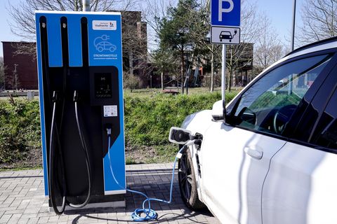 Ein Elektroauto an einer öffentlichen Ladestation (Symbolfoto)
