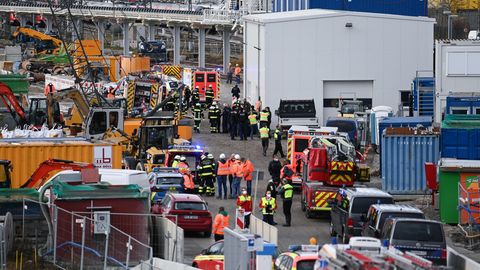 Feuerwehrleute, Polizisten und Bahnbedienstete stehen nach einer Explosion auf einem Bahngelände in München