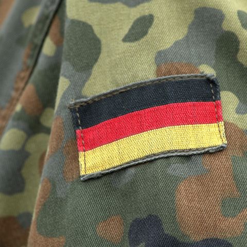 Deutschland-Aufnäher auf einer Camouflage-Jacke eines Bundeswehr Soldaten.