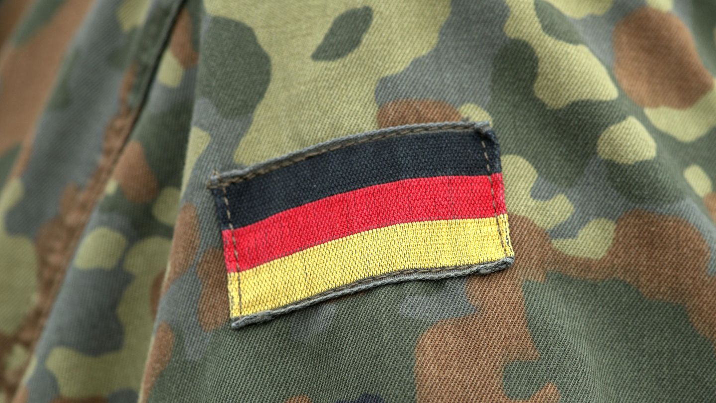 Deutschland-Aufnäher auf einer Camouflage-Jacke eines Bundeswehr Soldaten.