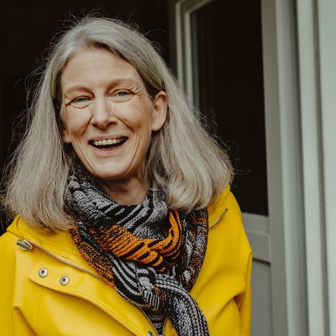 Angela Brauer lacht in die Kamera