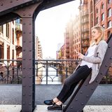 Hamburg (Rang 42) punktet bei Expats mit vielen lukrativen Jobs und einer guten Work-Life-Balance. Allerdings ist Wohnraum teuer und die Eingewöhnung fällt vielen schwer. Und: Es ist längst nicht immer so sonnig wie auf dem Bild, jeder zweite Befragte stört sich am berühmten Schmuddelwetter.