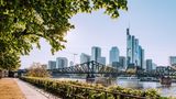 Frankfurt kommt im Ranking auf Platz 26. In der Bankenmetropole gibt es viele gut bezahlte Jobs, zudem fällt ausländischen Fachkräften die Eingewöhnung leichter als in den anderen deutschen Städten.