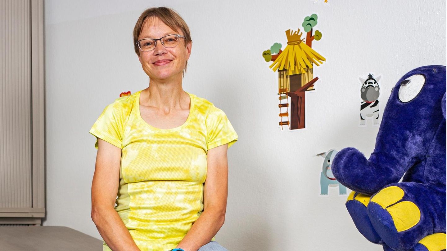Marion Krüger an eine Behandlungsliege gelehnt