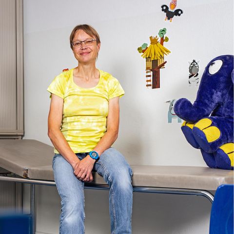 Marion Krüger an eine Behandlungsliege gelehnt