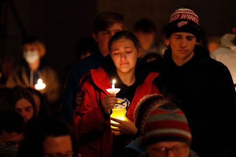 Schüler der Oxford High School trauern nach der Schießerei