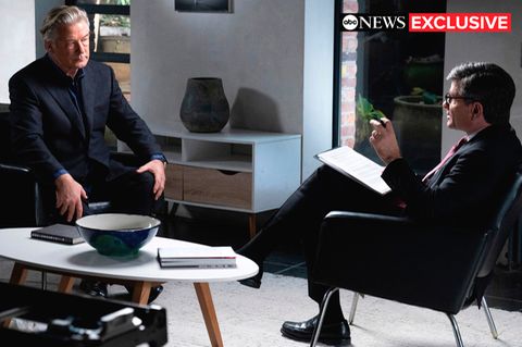 Alec Baldwin während des ABC-News-Interviews mit George Stephanopoulos, Co-Moderator von "Good Morning America"