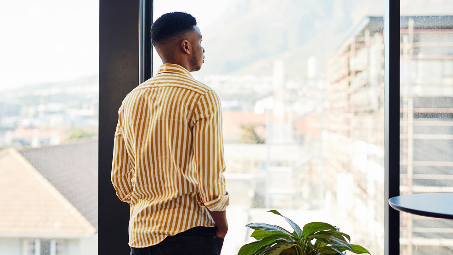 Mann blickt nachdenklich in die Ferne