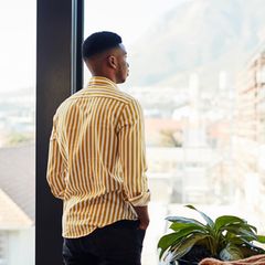 Mann blickt nachdenklich in die Ferne