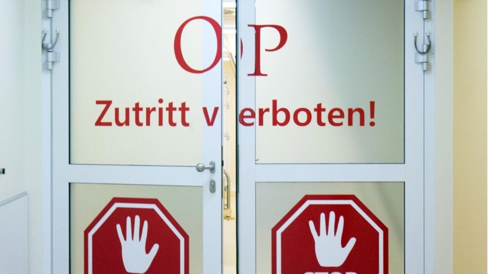 Die Tür zu einem Operationssaal mit der Aufschrift "Kein Zutritt"