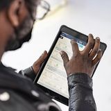 Verkäufer Infinite Murphy steuert den Auslieferprozess mit dem iPad