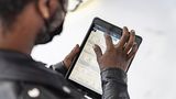Verkäufer Infinite Murphy steuert den Auslieferprozess mit dem iPad