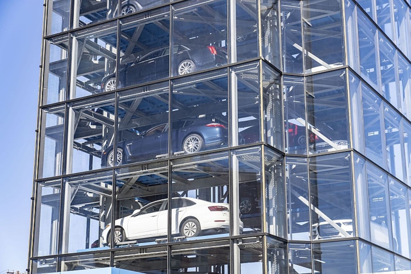In der Carvana Auto-Slot-Machine in Las Vegas warten die Autos ihre neuen Besitzer