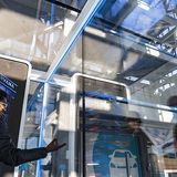 Mit Aufzügen kommen die Wagen nach unten